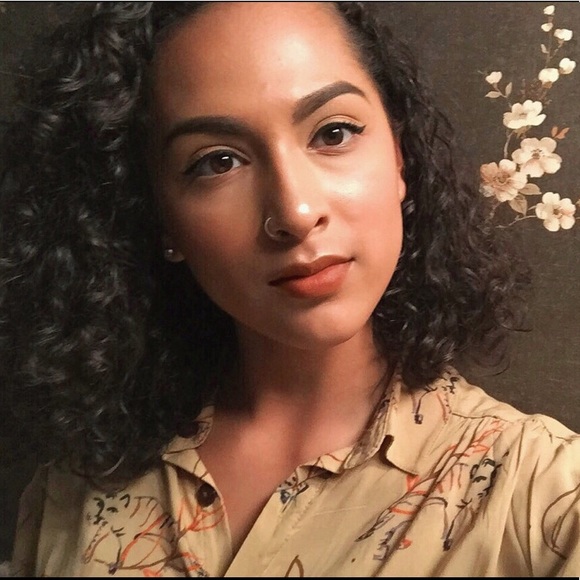 Meet your Posher, Claudia ✨ - Picture 2 of 2